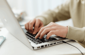 Read more about the article Ubezpieczenie laptopa – czy warto i co obejmuje taka polisa?