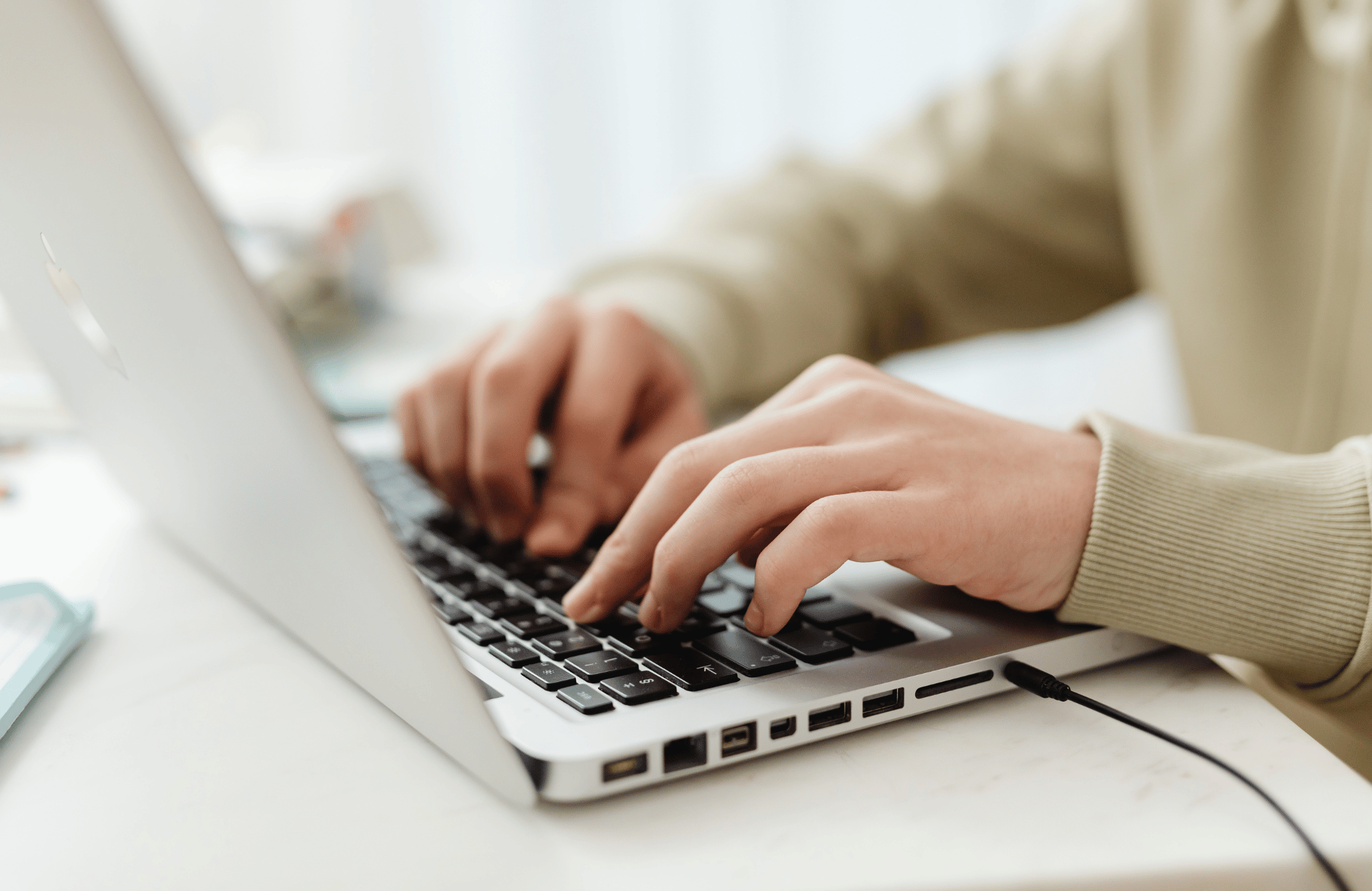 You are currently viewing Ubezpieczenie laptopa – czy warto i co obejmuje taka polisa?